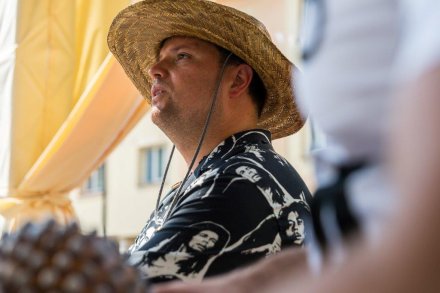 Andrzej Żydek gra na bębnach